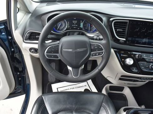 Used 2022 Chrysler Pacifica Touring-L FWD image 16