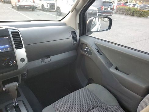 Used 2019 Nissan Frontier SV image 3