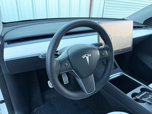 Used 2023 Tesla Model Y Performance image 14
