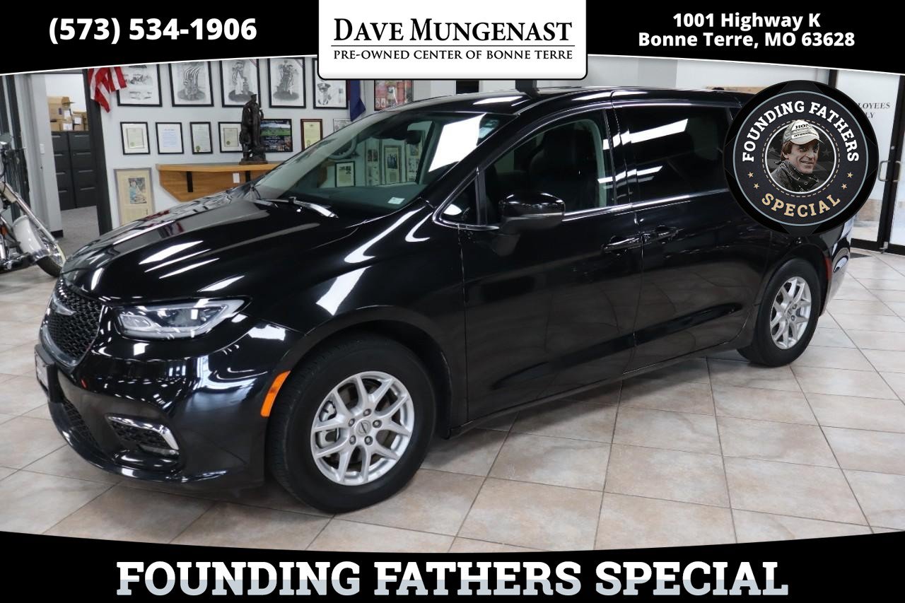 Used 2023 Chrysler Pacifica Touring-L FWD image 1