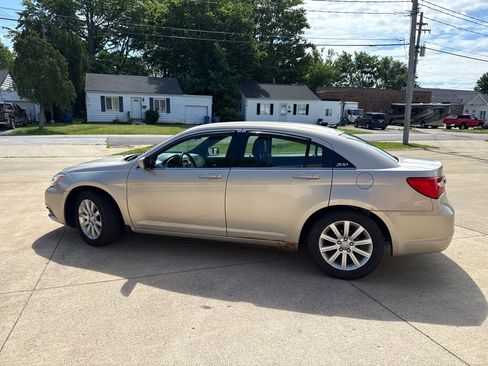 Used 2013 Chrysler 200 Touring FWD image 5