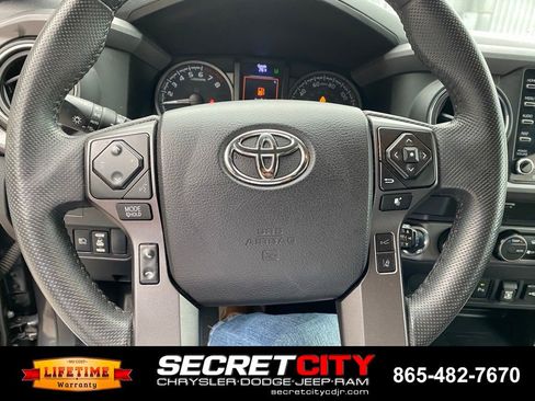 Used 2022 Toyota Tacoma TRD Off-Road w/ Technology Package AWD/4WD image 17