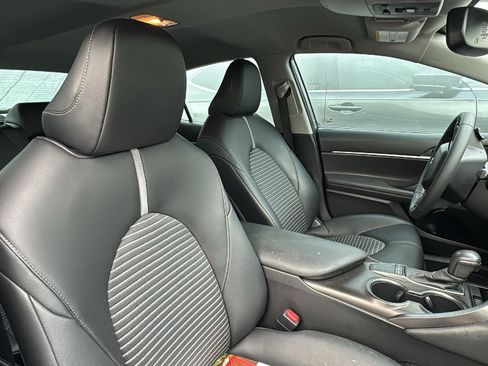 Used 2023 Toyota Camry SE w/ Convenience Package image 4