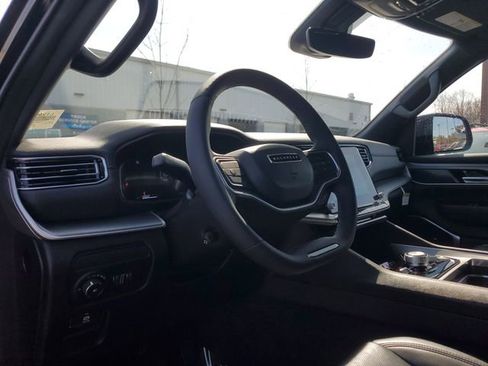 Used 2025 Jeep Wagoneer 4WD w/ Convenience Group I image 20