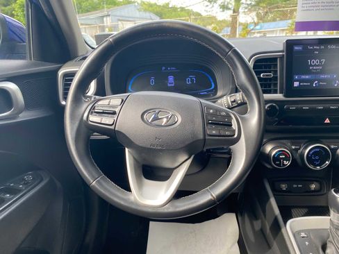 Used 2023 Hyundai Venue SEL FWD image 16