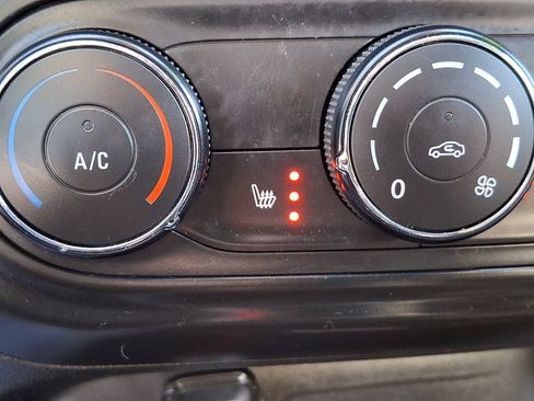 Certified 2025 Chevrolet Trax RS w/ Sunroof Package image 24