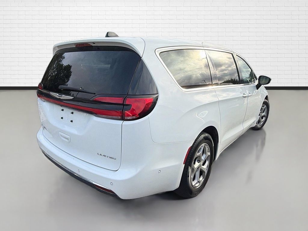Used 2024 Chrysler Pacifica Limited FWD image 9