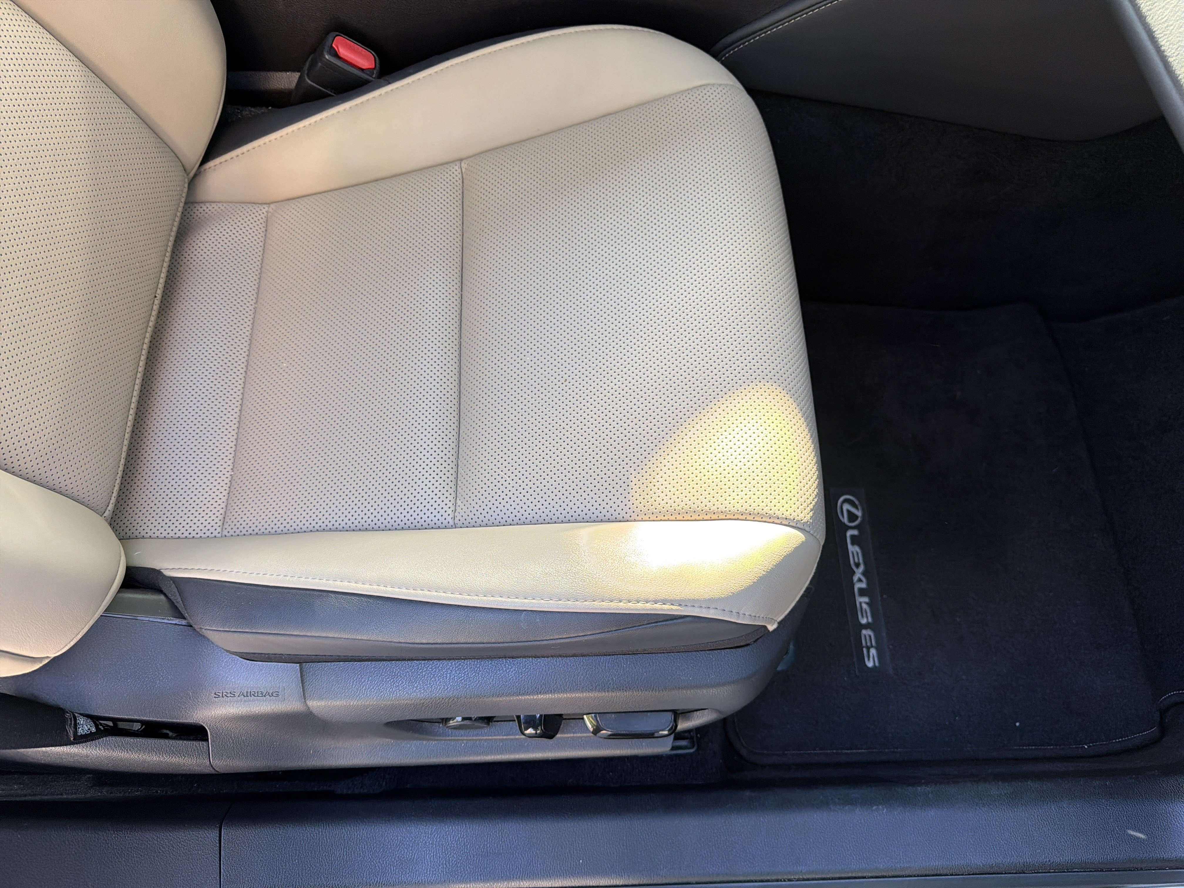 Certified 2020 Lexus ES 300h w/ Premium Package FWD image 42