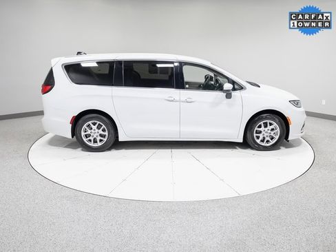 Used 2023 Chrysler Pacifica Touring-L image 28