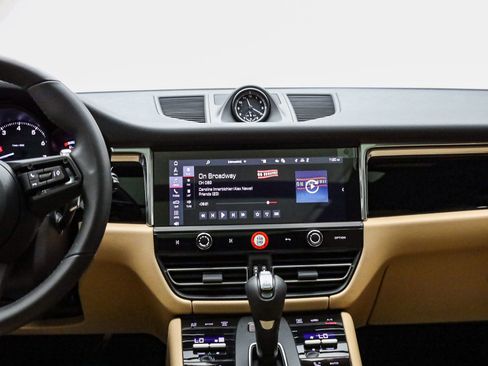 Certified 2025 Porsche Macan image 18