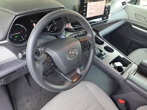 Used 2022 Toyota Sienna LE FWD image 12
