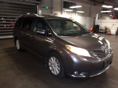 Used 2015 Toyota Sienna XLE Premium AWD/4WD image 2