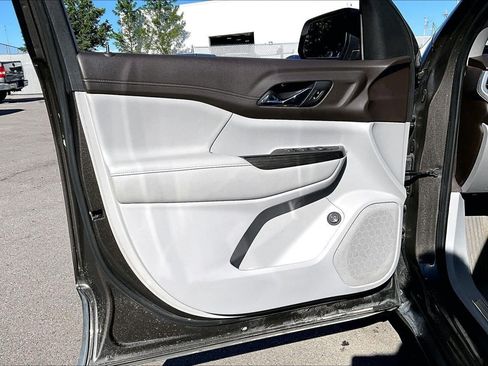 Used 2020 GMC Acadia SLT FWD image 25