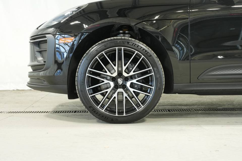 Certified 2026 Porsche Macan AWD/4WD image 42