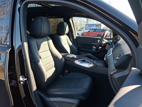 Used 2025 Mercedes-Benz GLS 580 4MATIC image 3