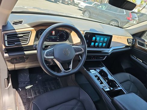 Certified 2024 Volkswagen Atlas SE FWD image 18
