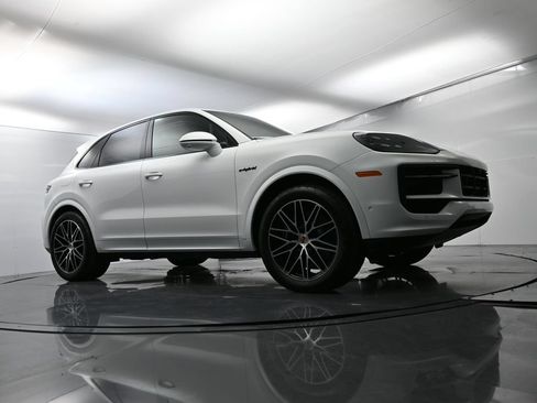 Certified 2025 Porsche Cayenne E-Hybrid w/ Premium Package Plus AWD/4WD image 57