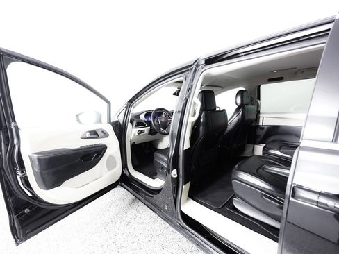 Used 2022 Chrysler Pacifica Touring-L FWD image 19