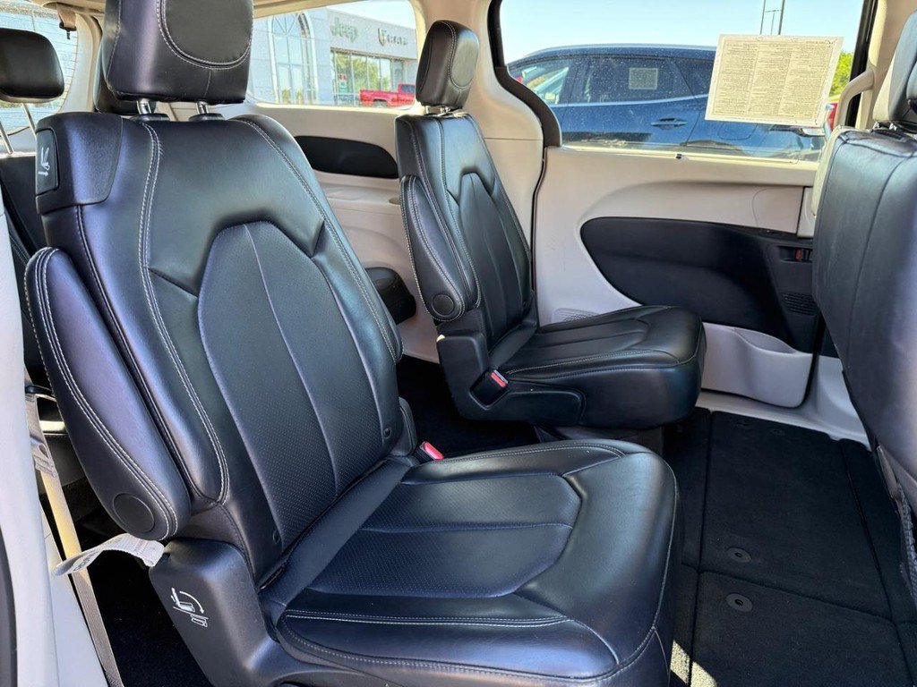 Used 2024 Chrysler Pacifica Touring-L FWD image 7