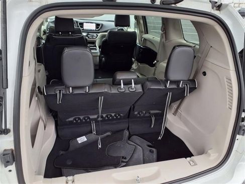 Used 2024 Chrysler Pacifica Limited image 26