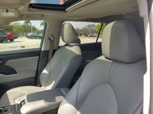 Used 2021 Toyota Highlander XLE image 19