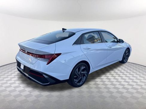 Used 2025 Hyundai Elantra SEL w/ Cargo Package FWD image 5