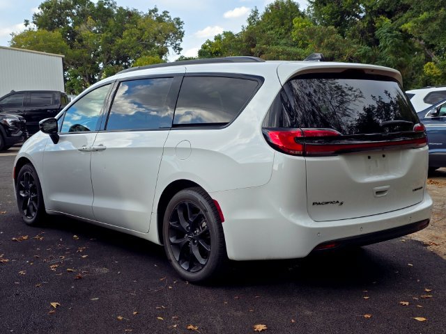 Used 2025 Chrysler Pacifica Limited FWD image 5