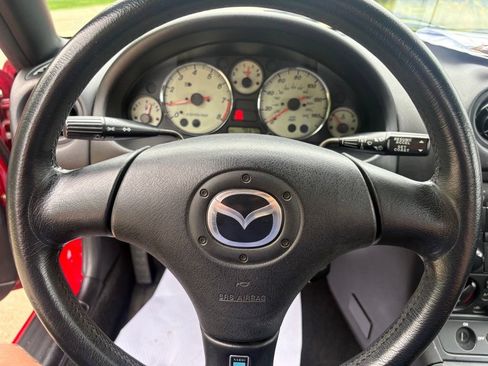 Used 2002 MAZDA MX-5 Miata RWD image 18