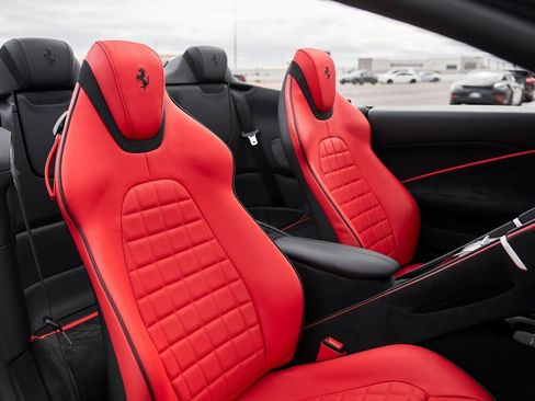 Used 2024 Ferrari Roma Spider image 41