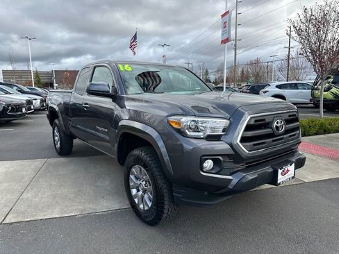 Used 2016 Toyota Tacoma SR5 w/ SR5 Appearance Package (SN) image 7