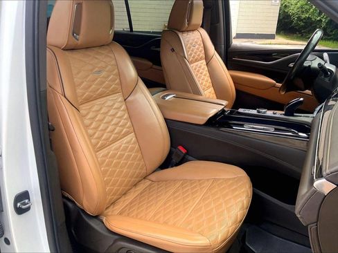 Used 2022 Cadillac Escalade Premium Luxury AWD/4WD image 7