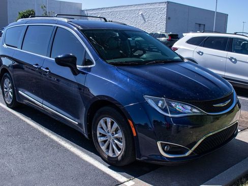 Used 2018 Chrysler Pacifica Touring-L Plus FWD image 3