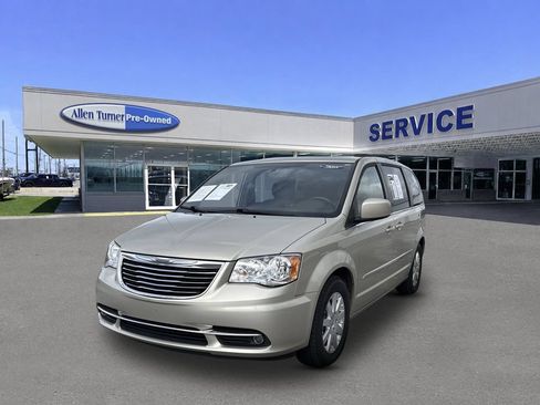Used 2015 Chrysler Town & Country Touring FWD image 4