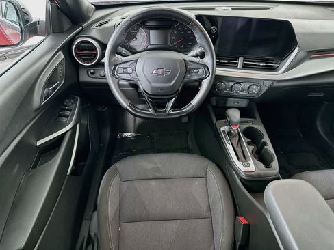 Used 2025 Chevrolet Trax RS FWD image 10
