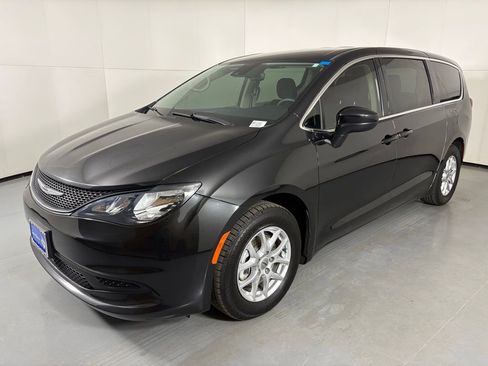 Used 2023 Chrysler Voyager LX image 5
