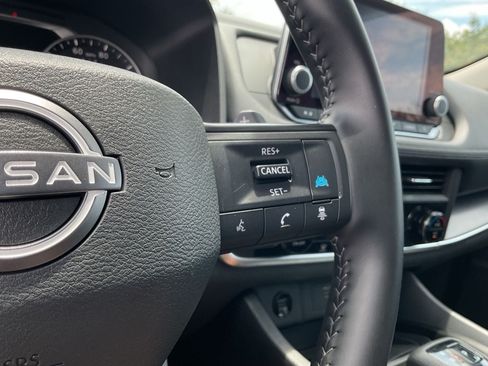 Used 2025 Nissan Rogue SV FWD image 27
