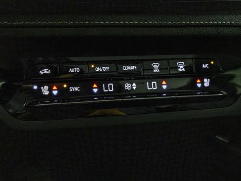 Used 2023 Buick Envision Avenir AWD/4WD image 31