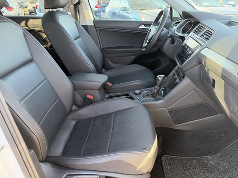 Used 2020 Volkswagen Tiguan SE w/ Panoramic Sunroof Package image 13