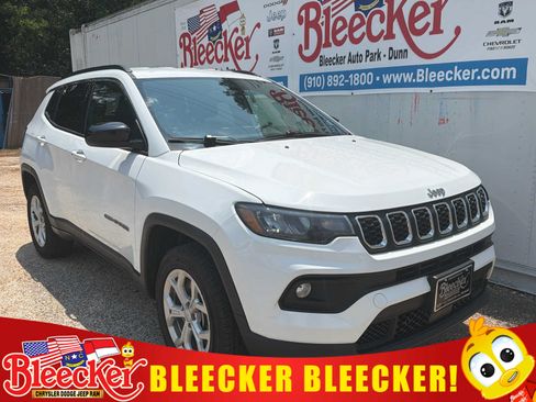 Used 2024 Jeep Compass Latitude AWD/4WD image 1