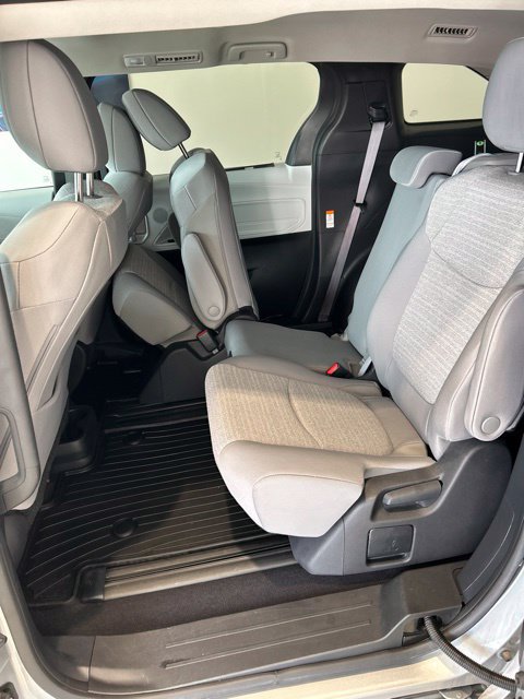Used 2025 Toyota Sienna LE AWD/4WD image 9