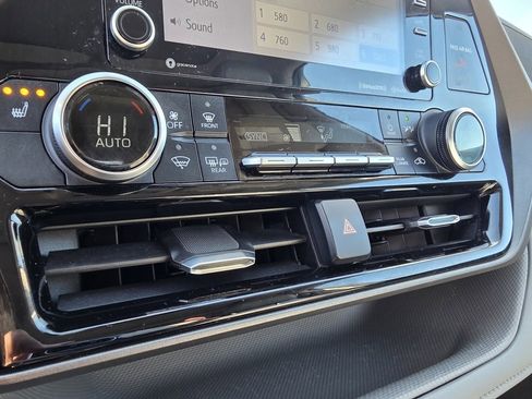 Used 2022 Toyota Highlander XLE image 17