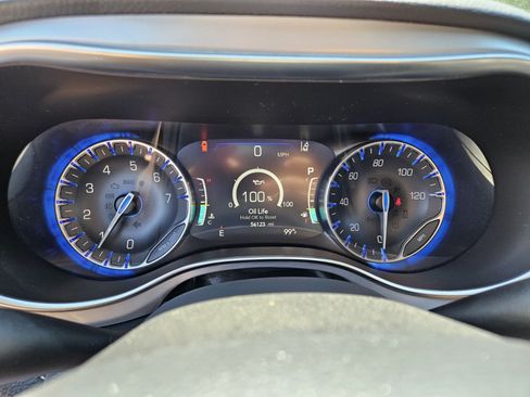 Used 2025 Chrysler Pacifica Limited FWD image 27