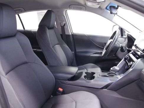 Used 2021 Toyota Venza LE image 12