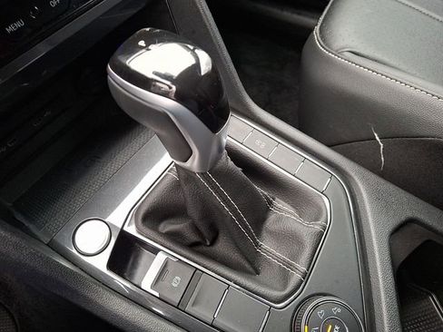 Certified 2022 Volkswagen Tiguan SE image 21