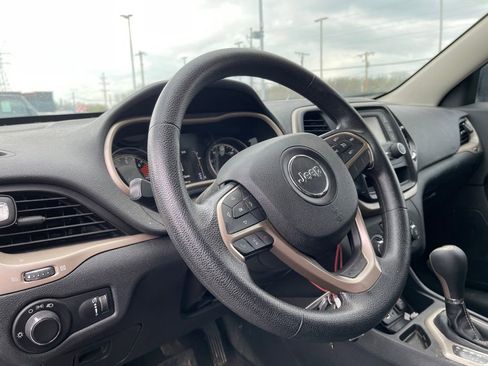 Used 2016 Jeep Cherokee Sport image 12