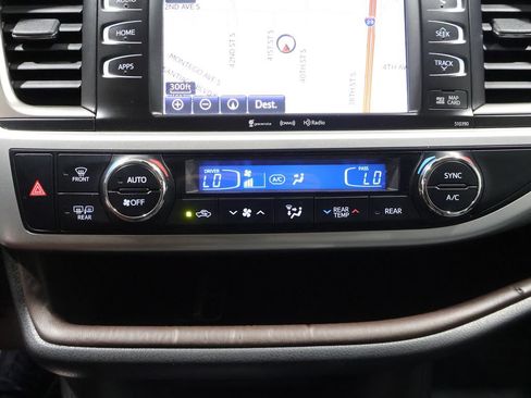 Used 2019 Toyota Highlander XLE w/ Highlander SE Package AWD/4WD image 31