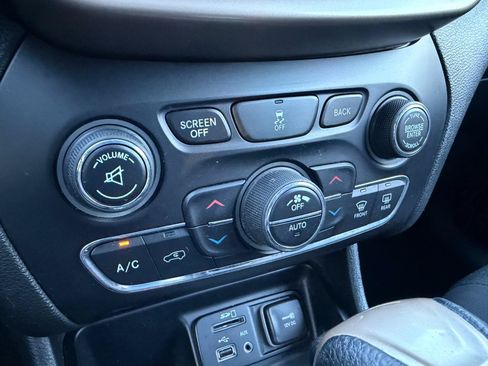 Used 2014 Jeep Cherokee Latitude w/ Comfort/Convenience Group FWD image 43