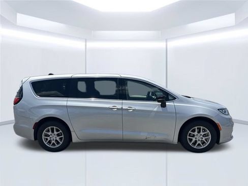 Used 2024 Chrysler Pacifica Touring-L FWD image 5