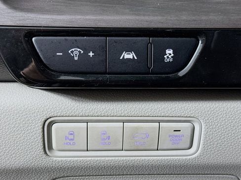 Used 2024 Kia Carnival EX FWD image 10