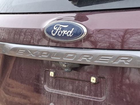 Certified 2018 Ford Explorer XLT w/ Equipment Group 202A image 11